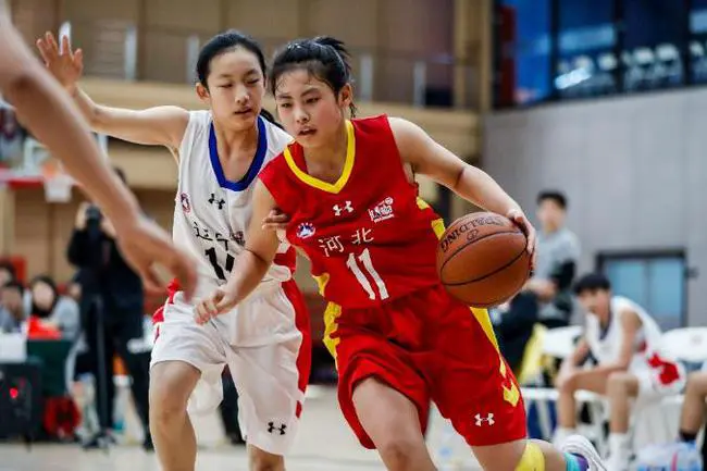 篮球防守训练中如何提高体能和耐力_2